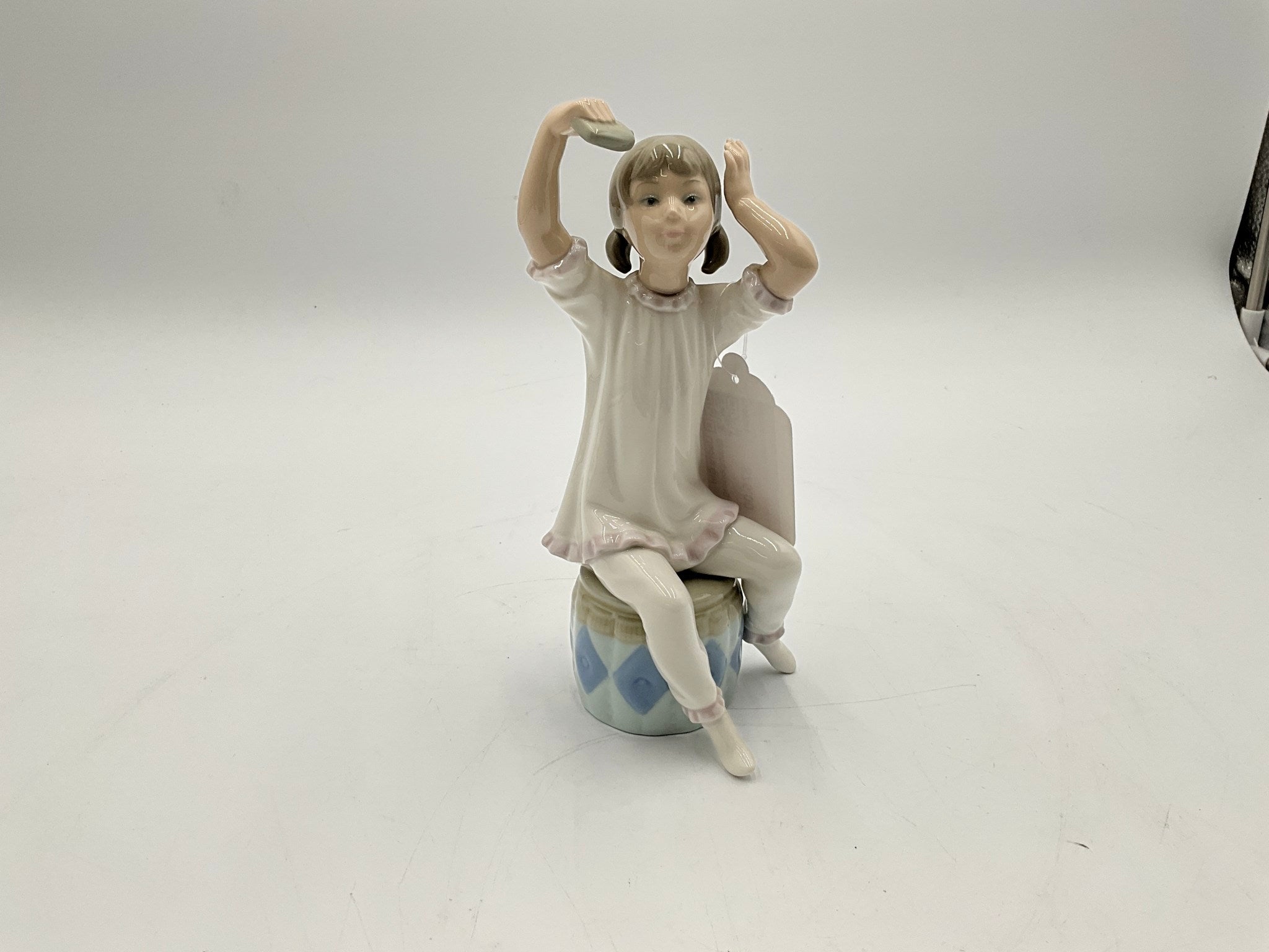 Lladro Girl Shampooing A-17